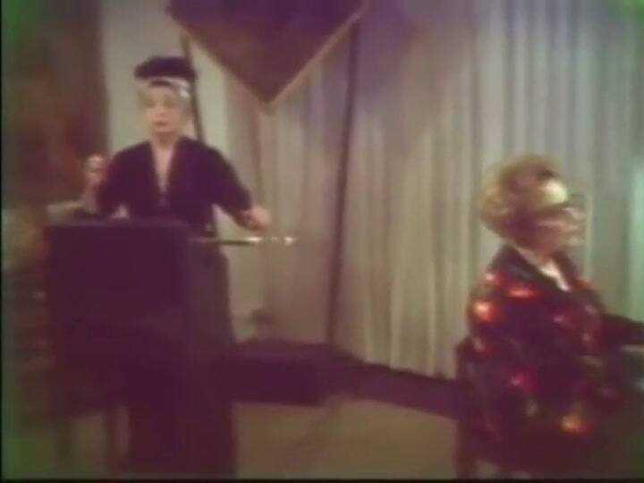 Clara Rockmore toca el theremin - Fuente: YouTube