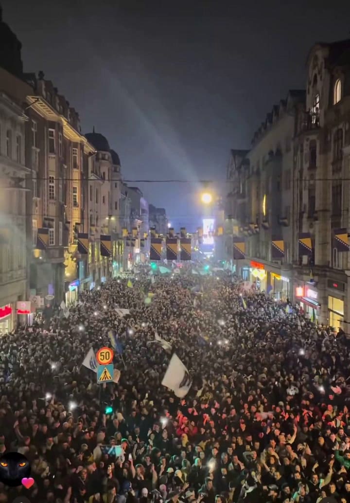 Multitudes se reúnen en zonas céntricas de Sarajevo para celebrar la clasificación de Bosnia y Herzegovina