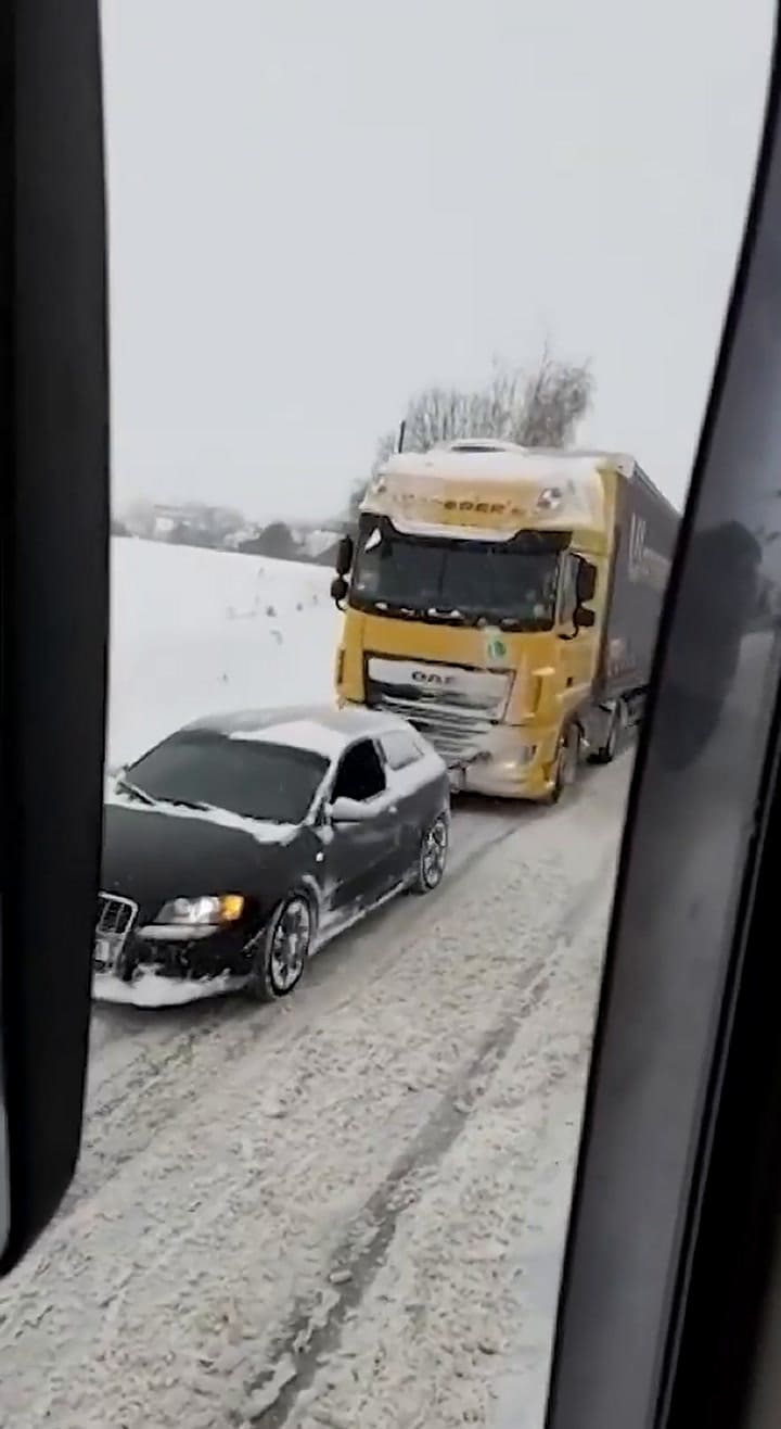 Video: un Audi remolcó a un camión atrapado en la nieve en Polonia