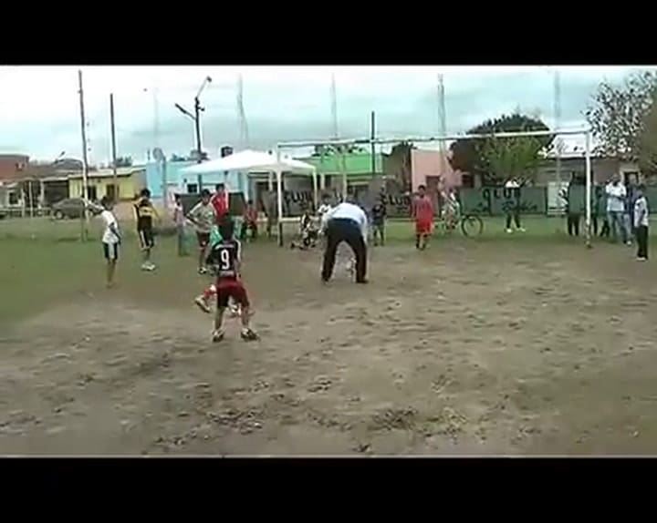 El blooper del gobernador de Corrientes en una cancha de futbol