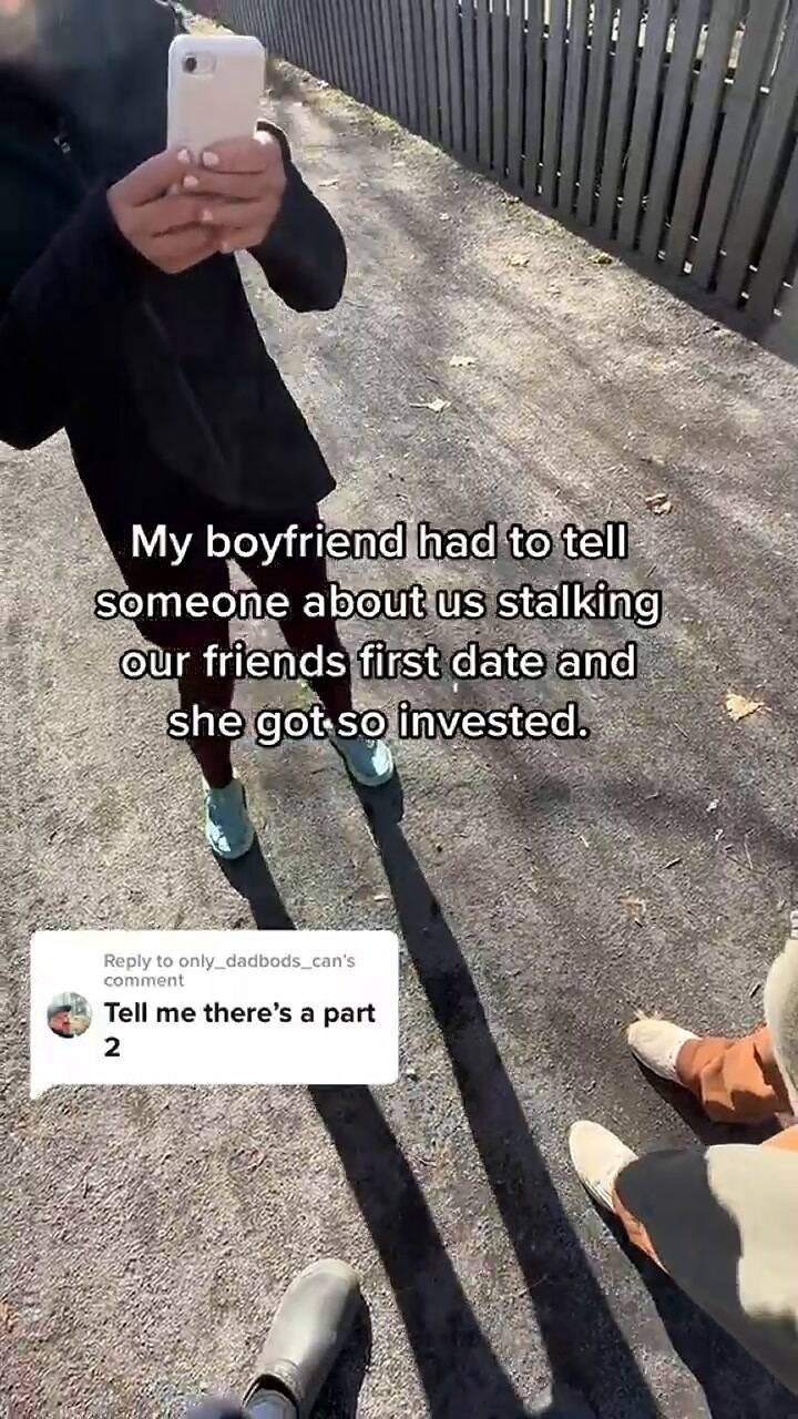 La pareja de “espías” involucran a otros paseantes en la operación