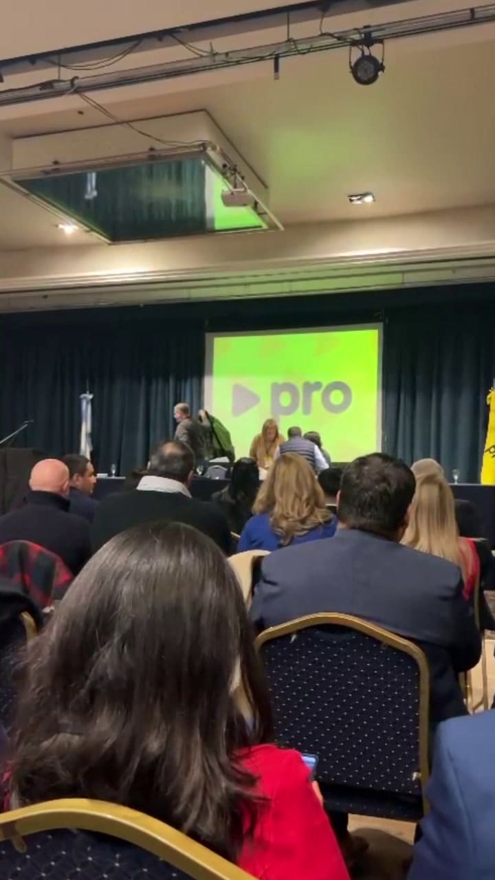 Gritos y reclamos cruzados en la asamblea de Pro
