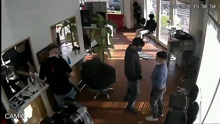 Llevó a su hijo a la peluquería y después intentó robar la caja registradora