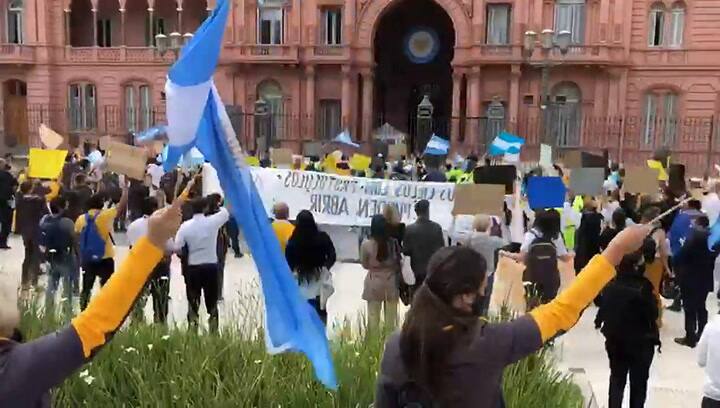 Manifestación de trabajadores de Flybondi y JetSmart por el reinicio de los vuelos