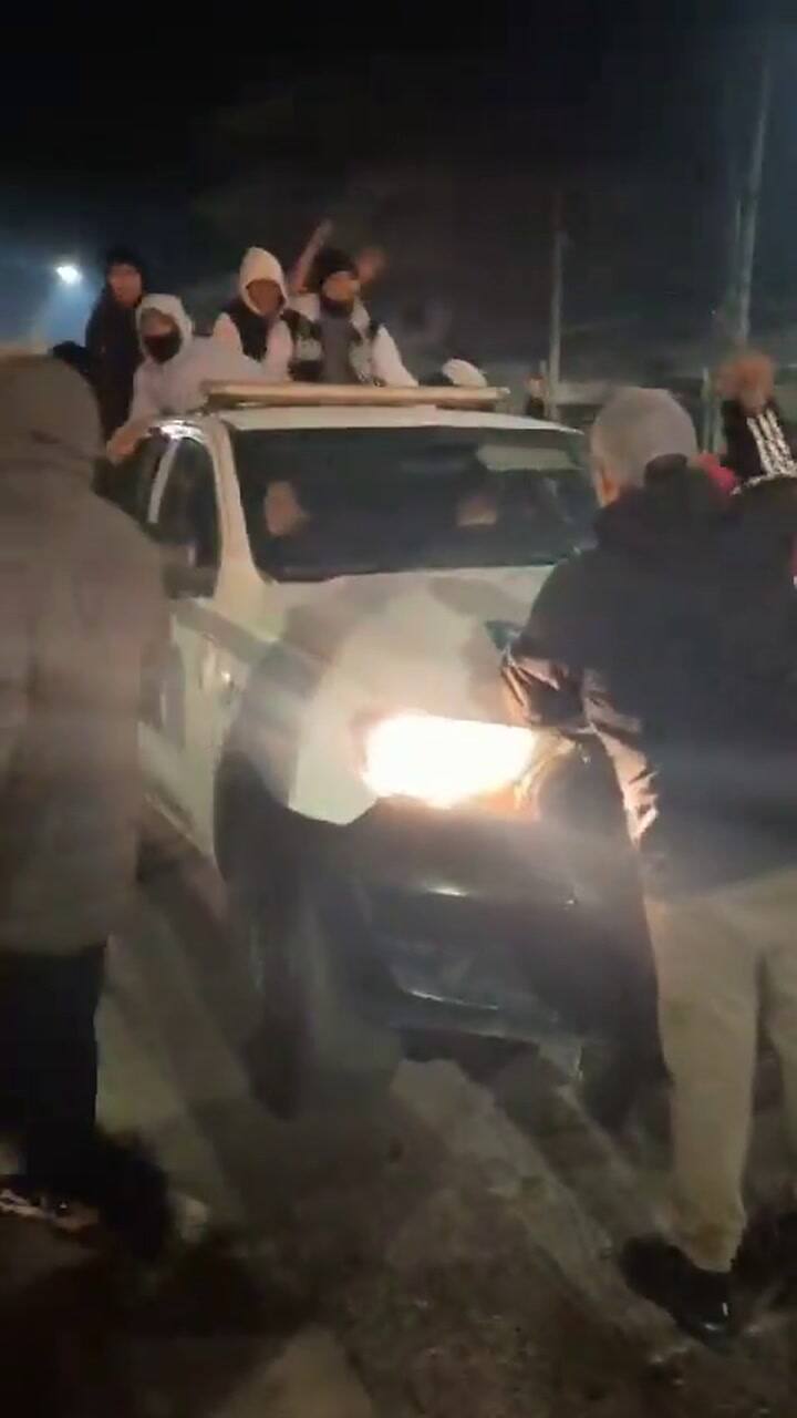 Locura en los festejos por la Copa América: cruzaron un patrullero en la calle y saltaron sobre su techo