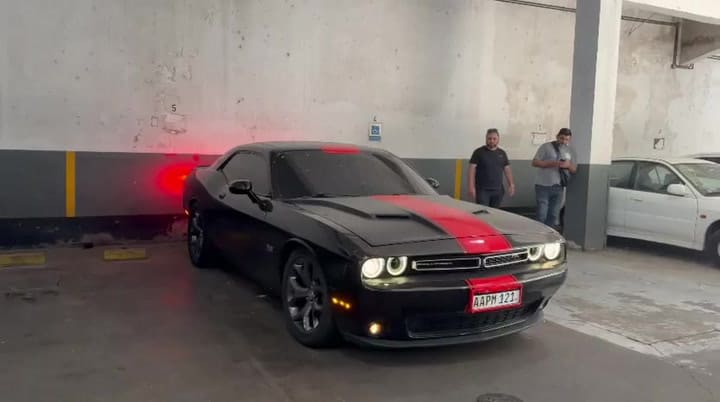 Encontraron un Dodge Challenger en una cochera de Monserrat