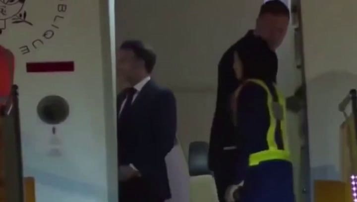 (GIF) Confuso momento entre el presidente francés Emmanuel Macron y su esposa