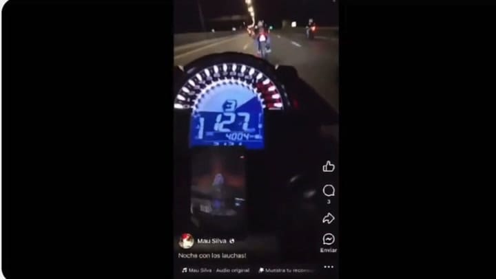Los videos que grababan mientras iban a toda velocidad en la moto.