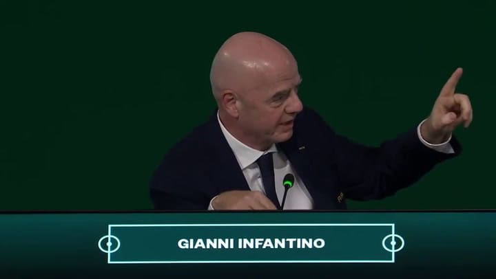 El tenso momento entre los representantes de las asociaciones de fútbol de Israel y Palestina con Infantino de por medio (Fuente: FIFA TV)