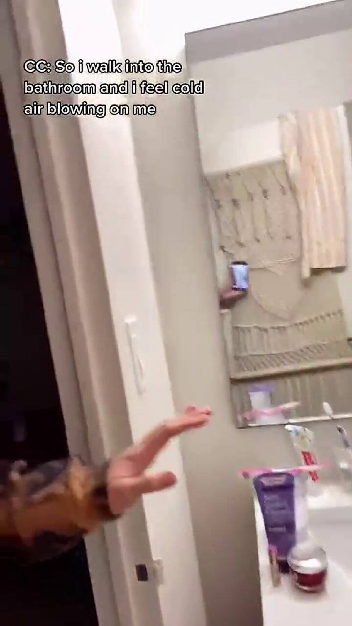 Una tiktoker encontró un pasaje secreto a otro departamento en su espejo del baño - Fuente: Tik Tok