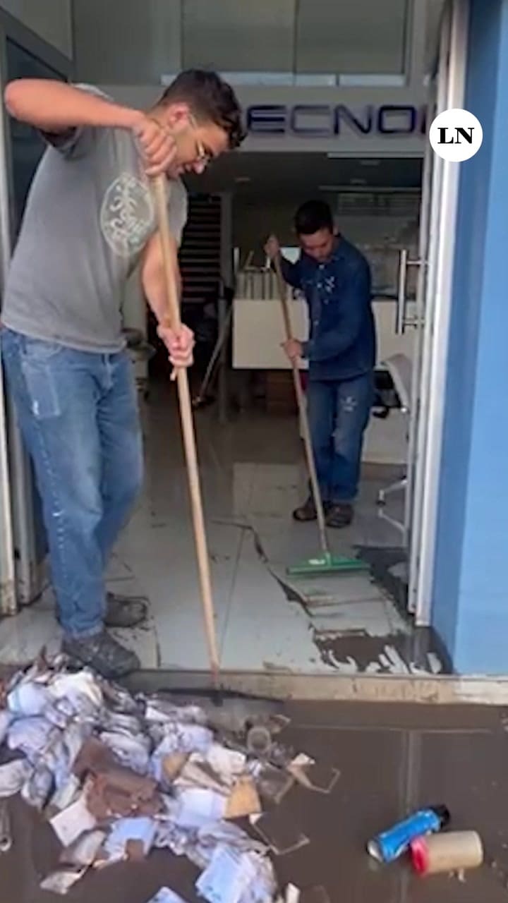 En esta zona fabril, frente al mar, el agua recién empezó a bajar hoy; vecinos que perdieron todo y muestras constantes de solidaridad