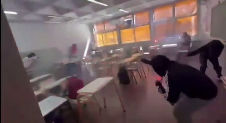 Graban a alumnos de una escuela catamarqueña protagonizando una riesgosa batalla con bengalas dentro del aula