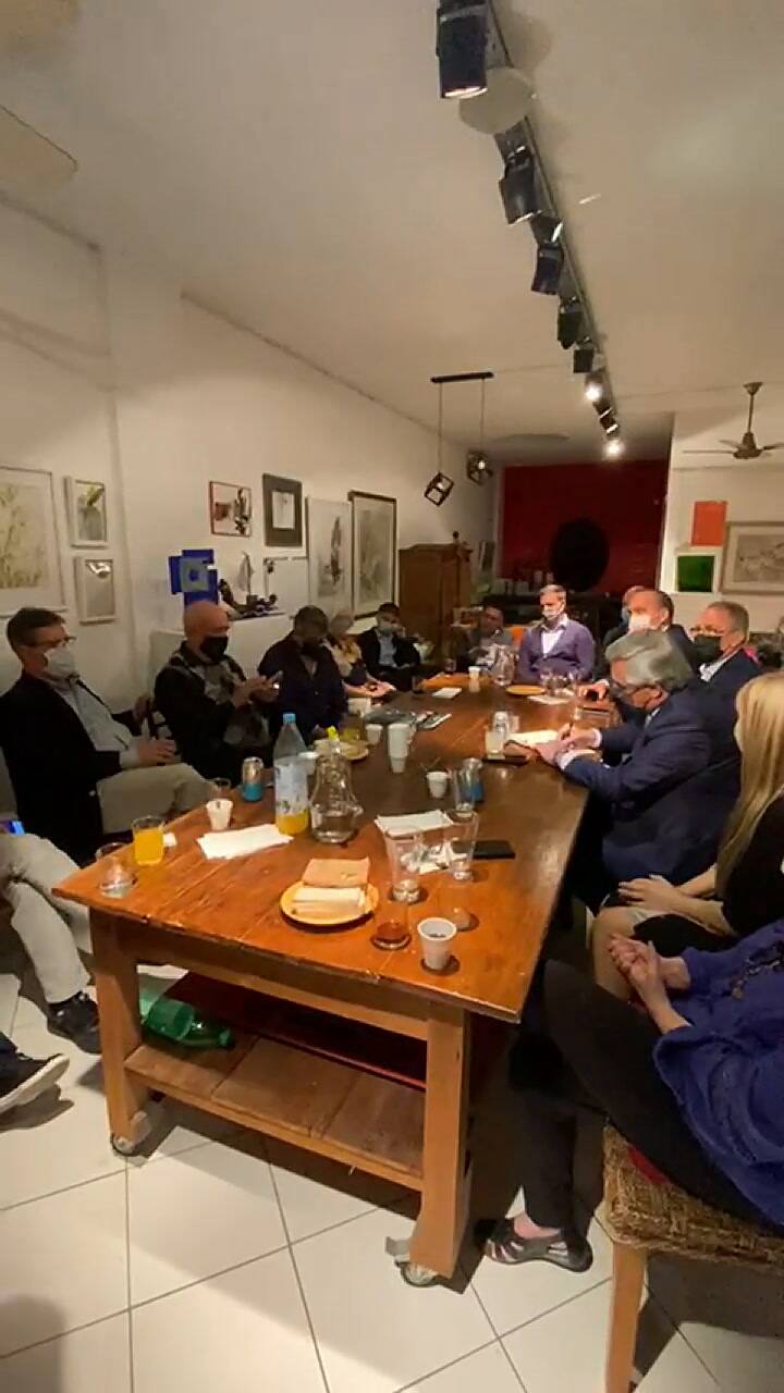 Alberto Fernández con comerciantes