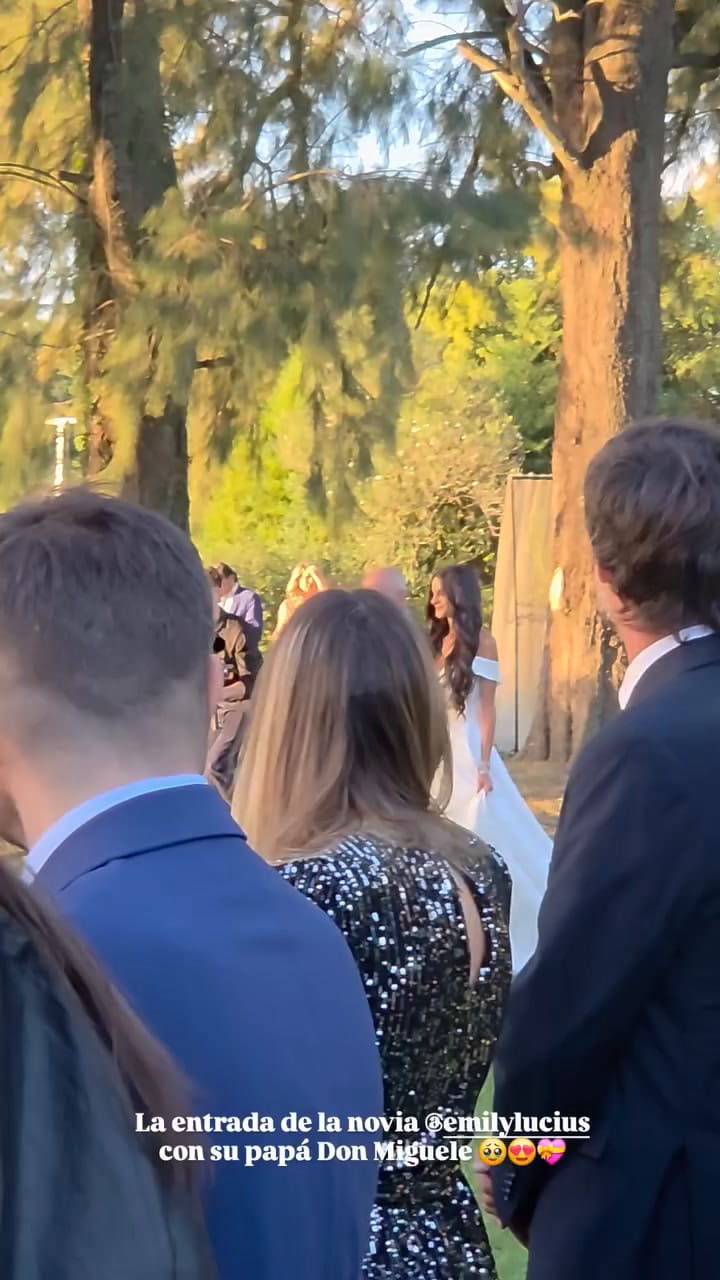 La entrada de Emily junto a su padre