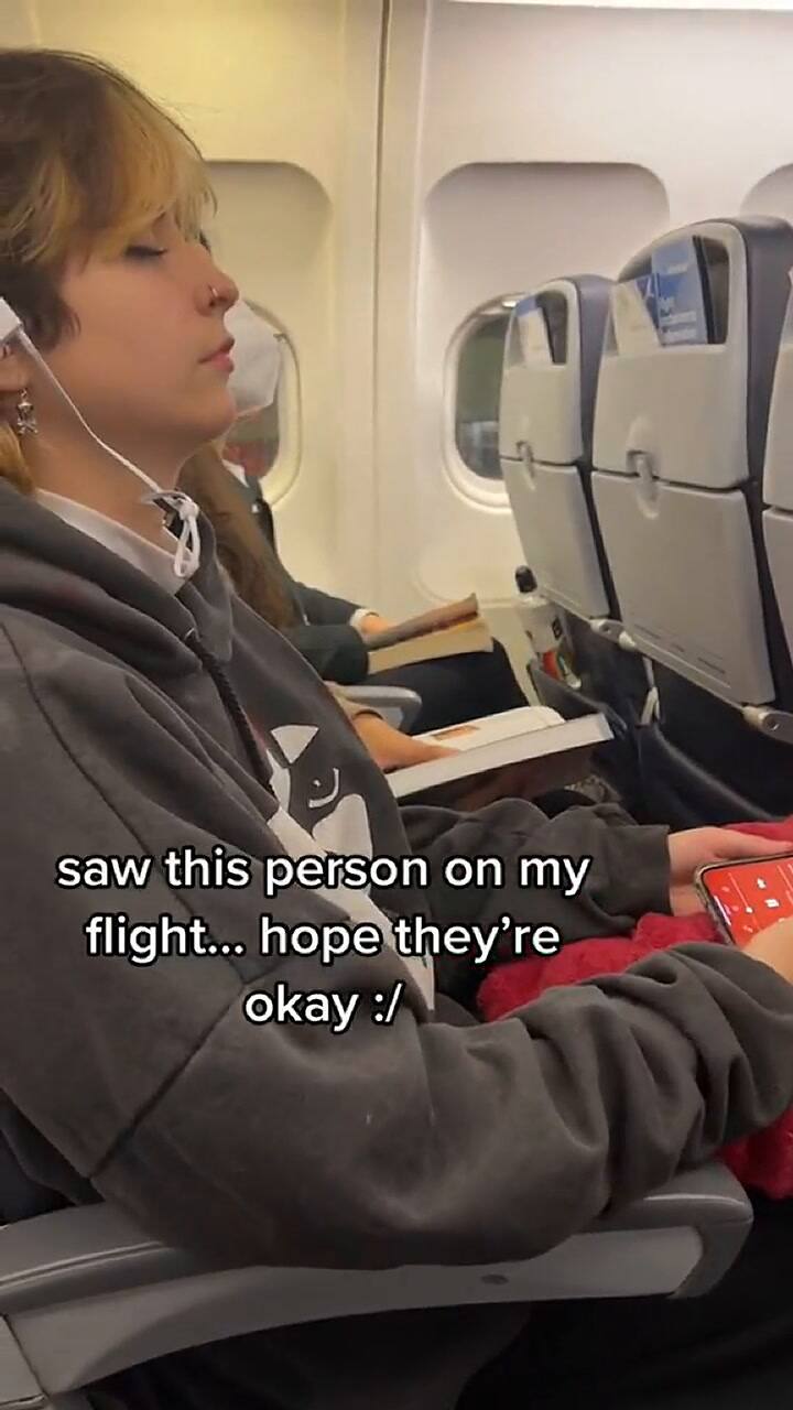 Filmó a su compañera de asiento en el avión en una extraña situación: “Espero que esté bien”