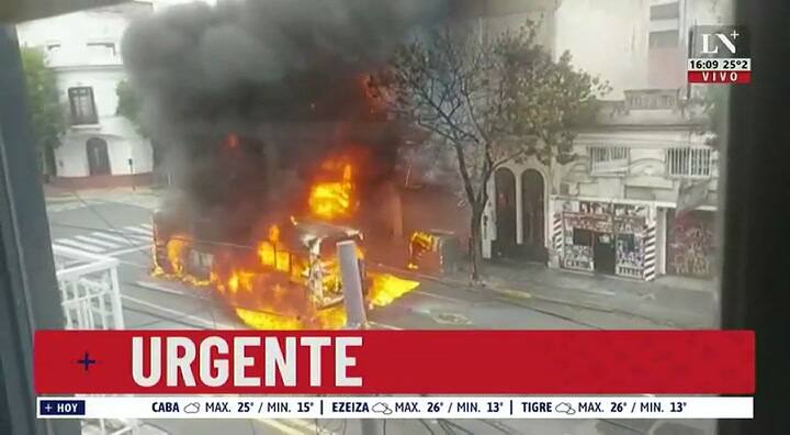 Se prendió fuego un colectivo frente a la ANSES