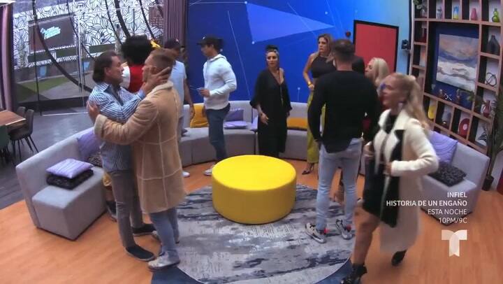 Osvaldo Ortíz besó a Salvador Zerboni como una sentencia de eliminación en La Casa de los Famosos 2