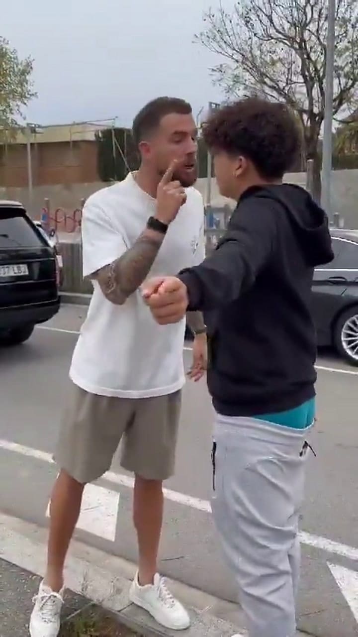 Iñigo Martínez enfrenta a un joven por insultarlo