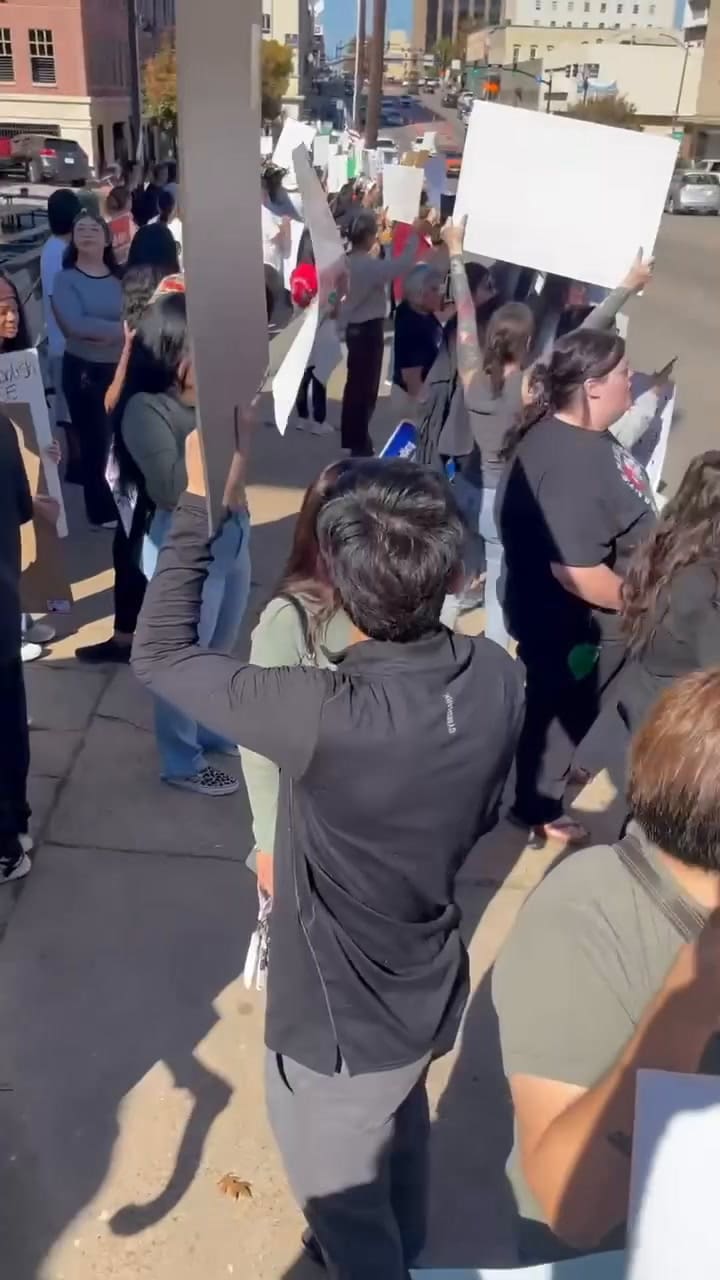 El canto contra Greg Abbott en una manifestación de Tyler, Texas