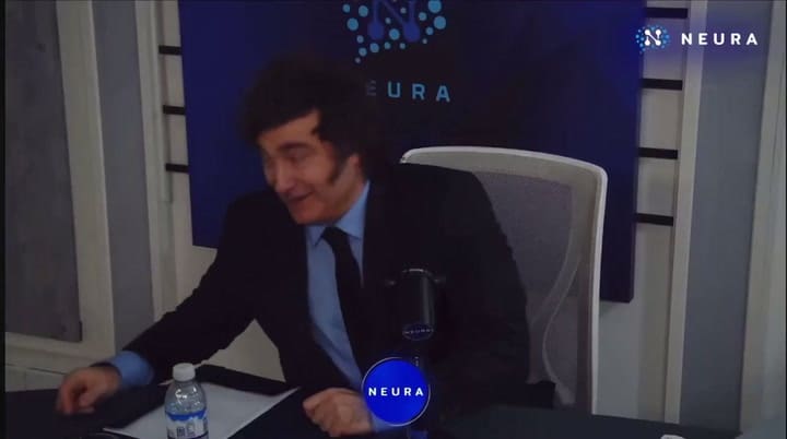 Milei le regala a Fantino “los papeles de la salida del cepo” y Fantino lo compara con Messi
