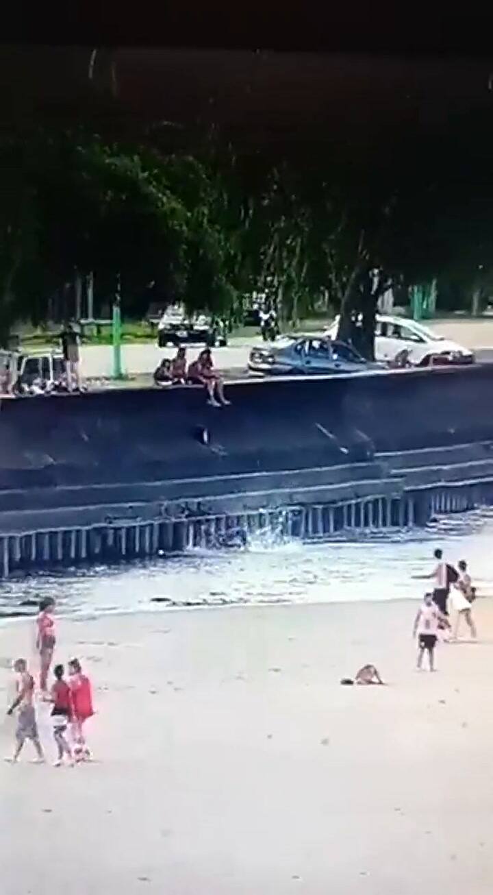 Ensenada: dio marcha atrás con su rodado y golpeó a un hombre, que cayó contra unos escalones