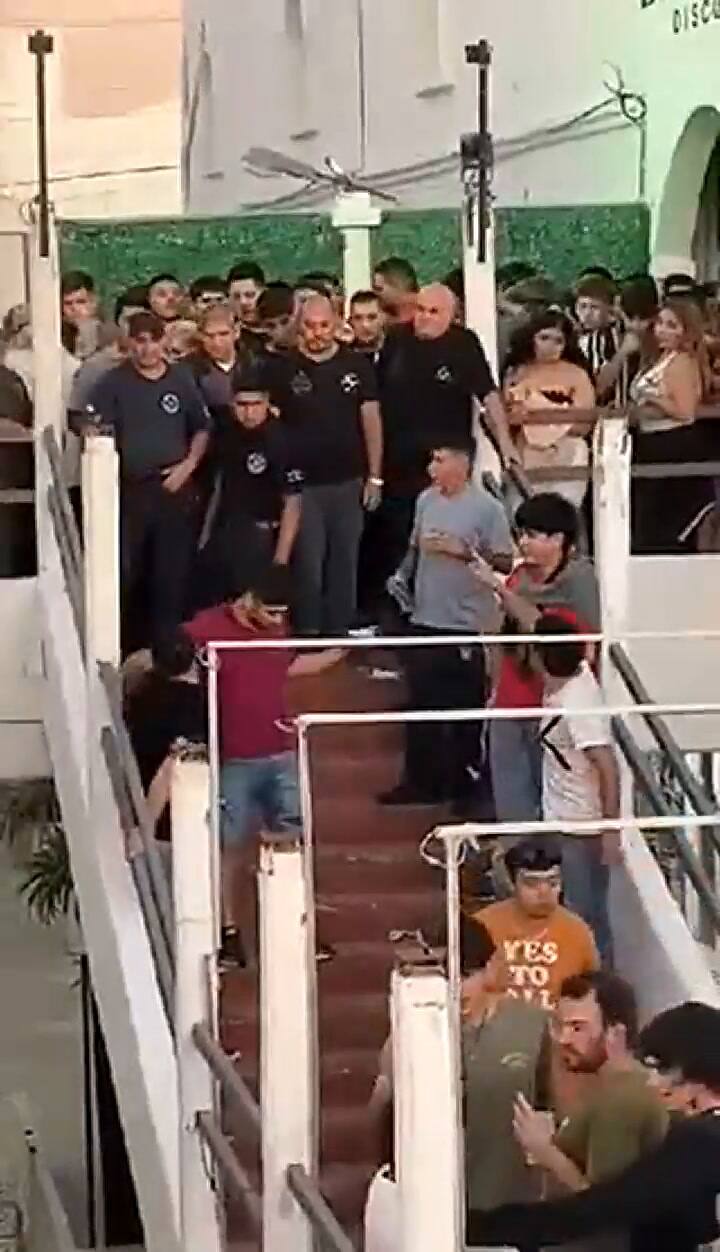 La brutal golpiza de unos patovicas a un grupo de jóvenes en la puerta de un boliche en Las Grutas
