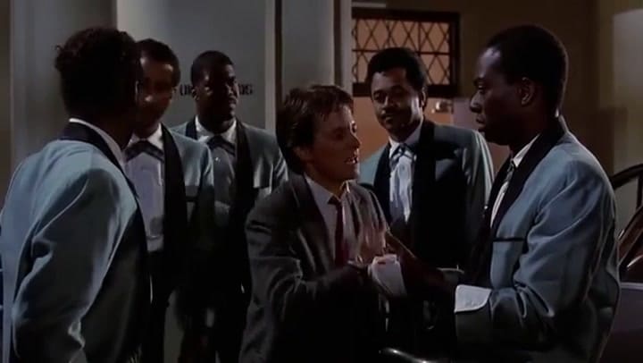 Los papás de Marty se besan, y el tiempo vuelve a la normalidad - Fuente: Youtube