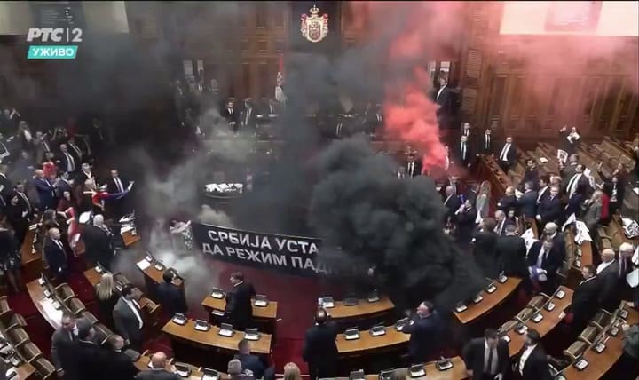 Serbia: protesta de la oposición en el parlamento
