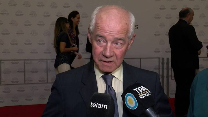 Homenaje a coronel británico por su compromiso humanitario con soldados argentinos en Malvinas