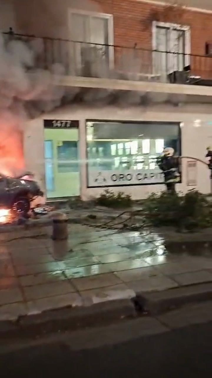 Fuerte choque en Recoleta: un auto se incrustó en el frente de un edificio en la avenida Alvear y se incendió