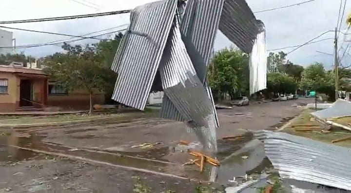 Algunos de los destrozos que dejo el temporal en Santa Rosa - Fuente: Youtube