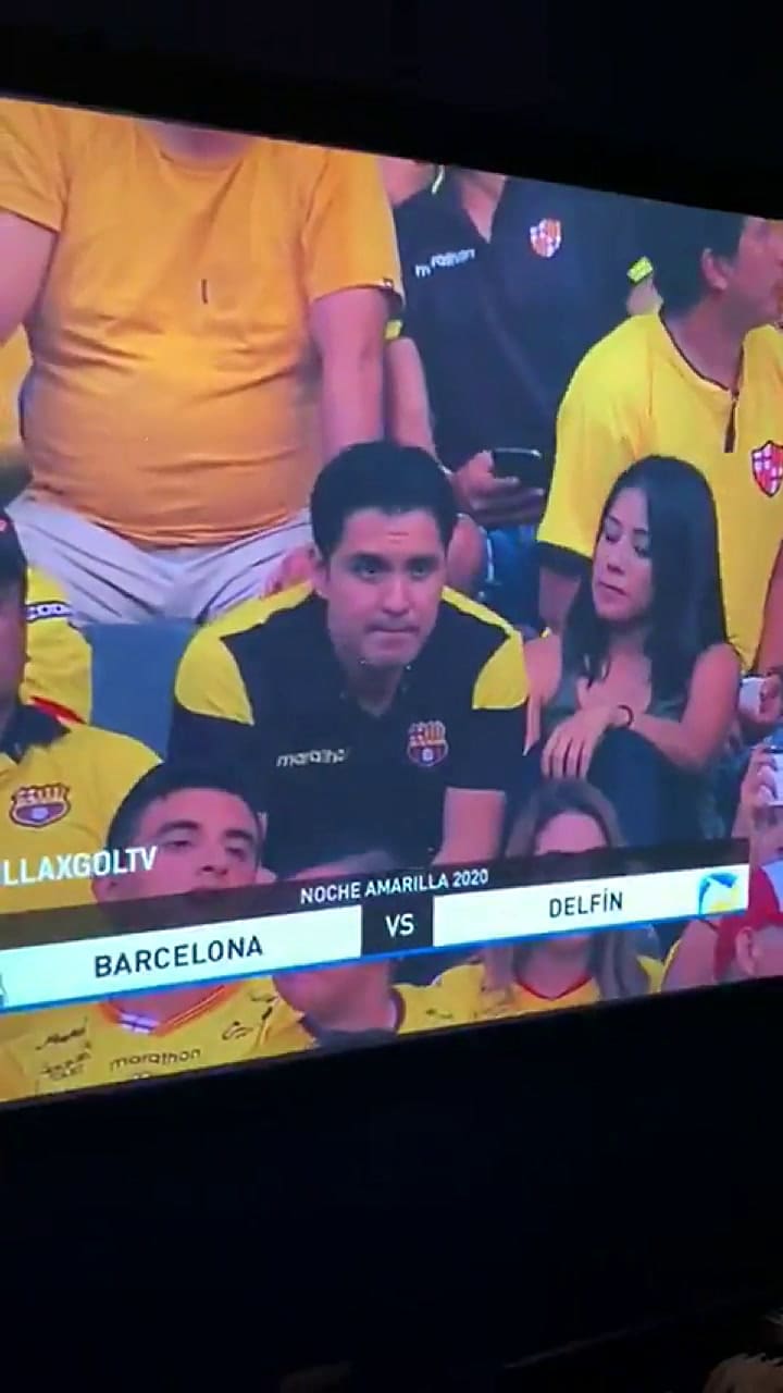 Tensión en un partido: la cámara del estadio los tomó besándose y eran amantes - Fuente: Twitter