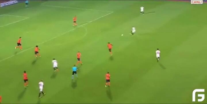 Wissam Ben Yedder definió de taco para Sevilla