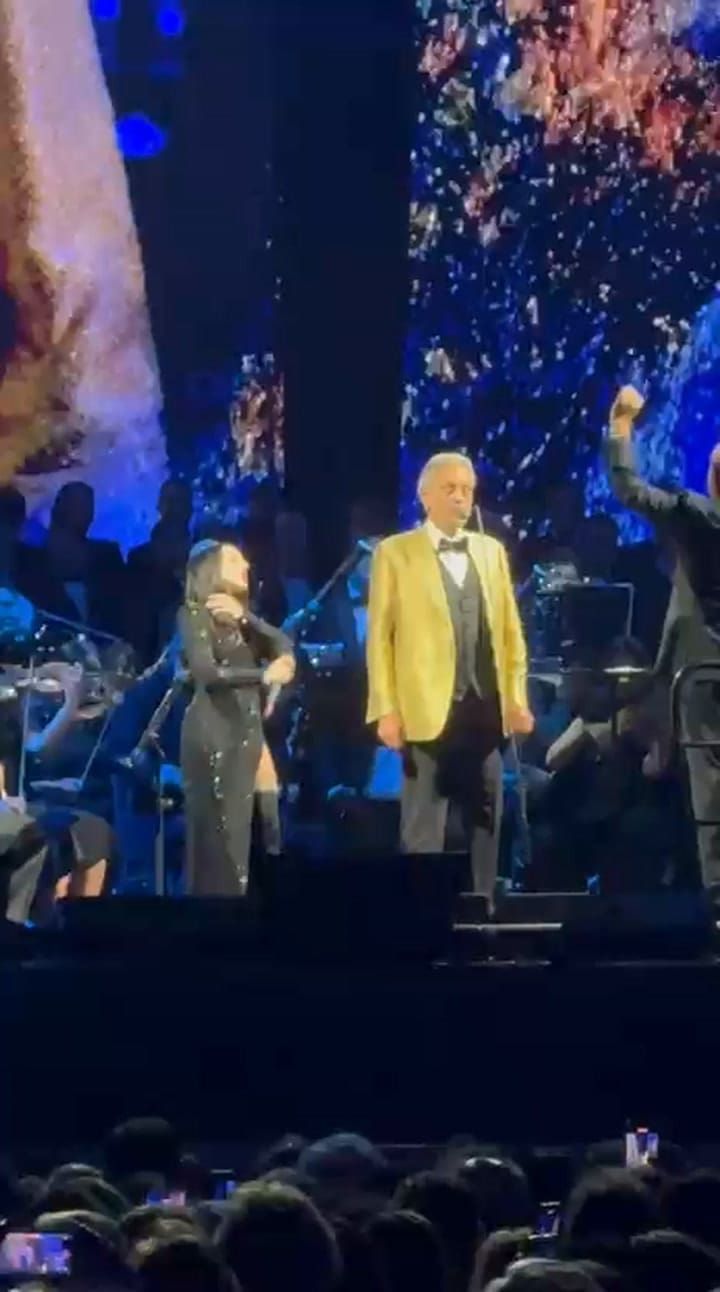 Andrea Bocelli y Nicki Nicole cantaron "Vivo por ella"