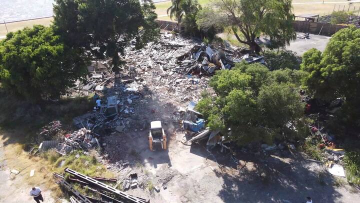 GIF El operativo de limpieza del predio