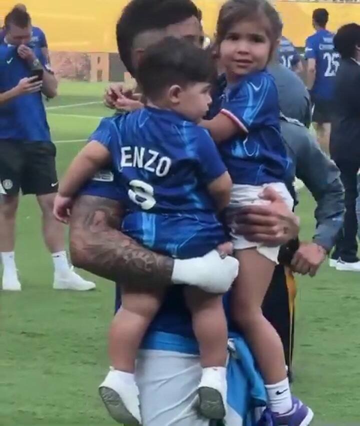Enzo Fernández con sus hijos en la premiación del Mundial de Clubes