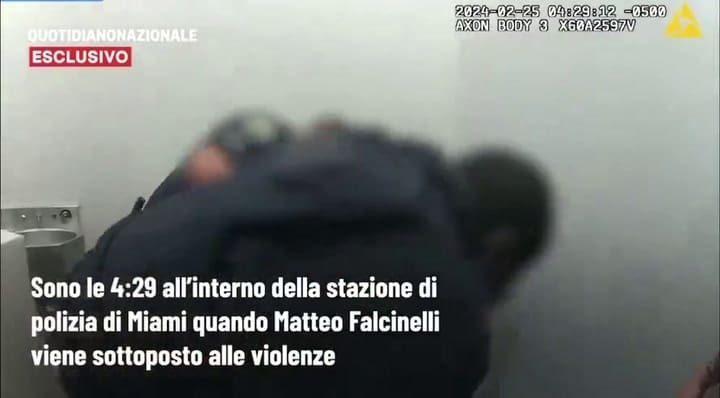 Le urla di dolore, i piedi legati con una cinghia alle manette dietro la schiena.