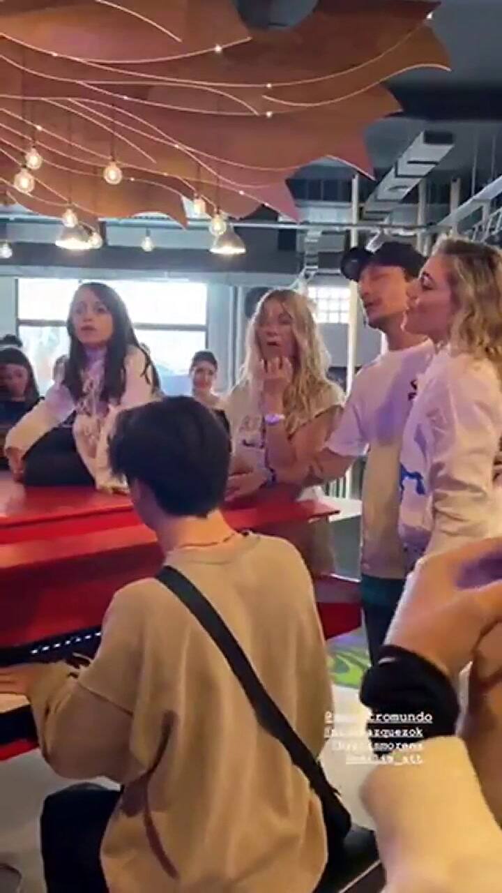 Nico Vázquez y Emilia Attias cantan “Dos ojos” junto a los alumnos de Cris Morena