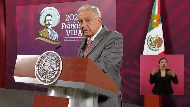 El presidente de México reafirma críticas al gobernador de Texas por barrera flotante