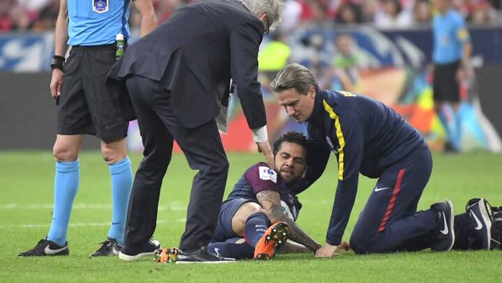 El defensor brasileño Dani Alves se queda sin Mundial por una lesión - Fuente: AFP