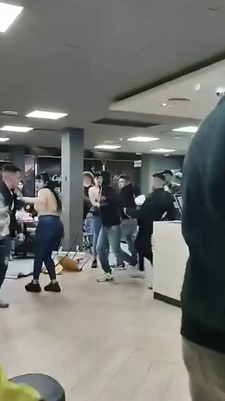 Batalla campal en un local de comida rápida de Monte Castro: se peleó con una hamburguesa en la boca