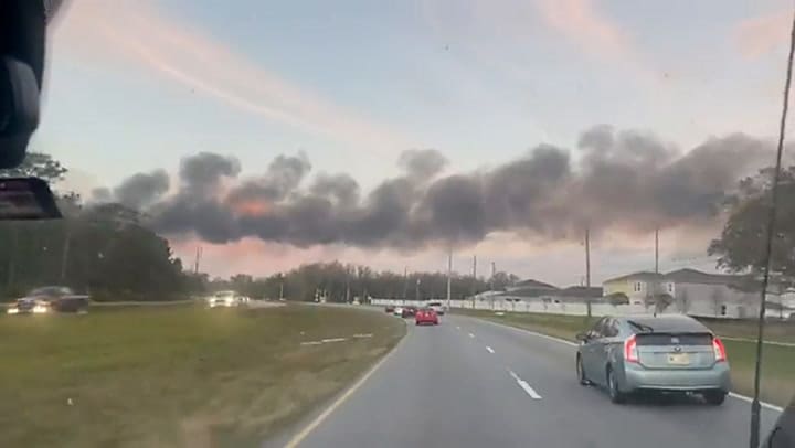 Un incendio en un vivero dejó nubes negras en Kissimmee