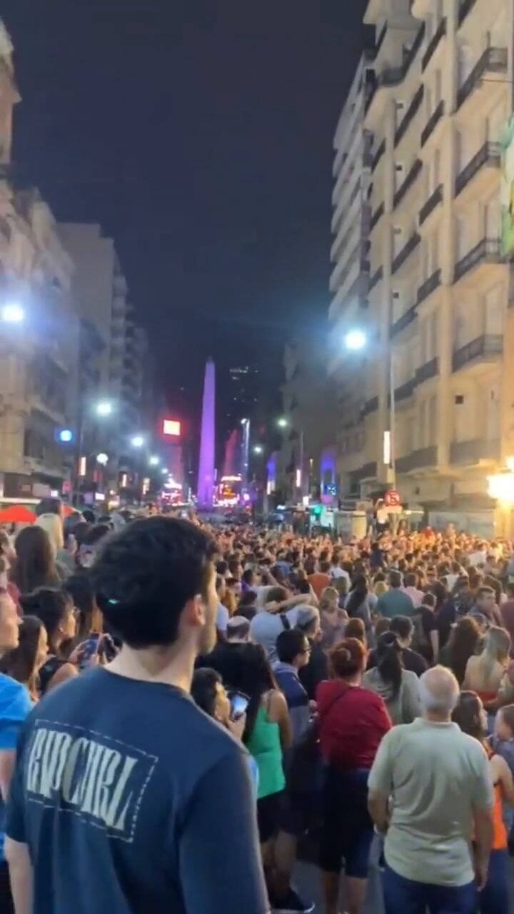 La gente se agolpó en la puerta del teatro para ver a Lionel Messi