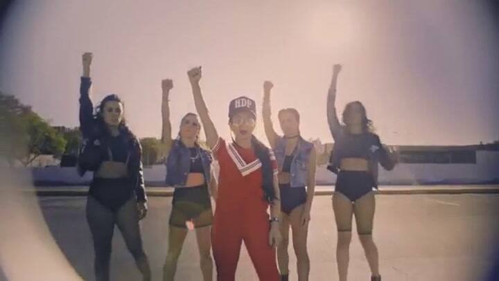 Miss Bolivia reúne a un grupo diverso de artistas en su clip, Paren de matarnos
