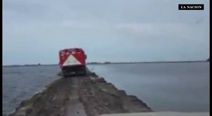 Las maniobras de un camionero para evitar caer al agua