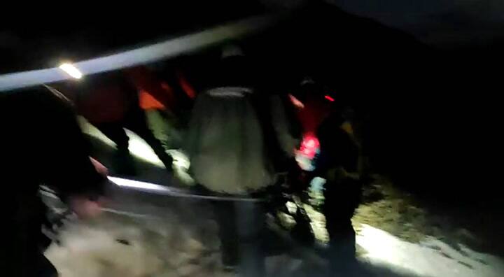 Así descendían el cuerpo del turista que murió tras ser golpeado por un bloque de hielo