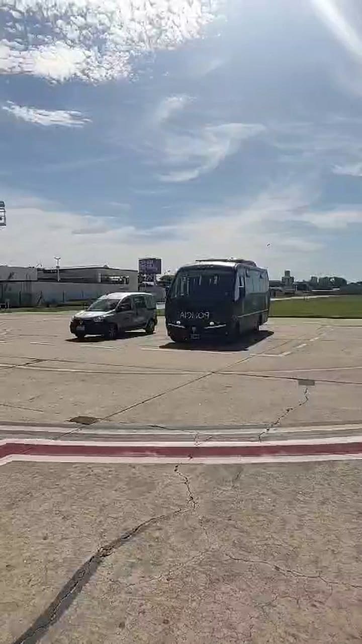 Así la PSA bajaba a los pasajeros de un avión