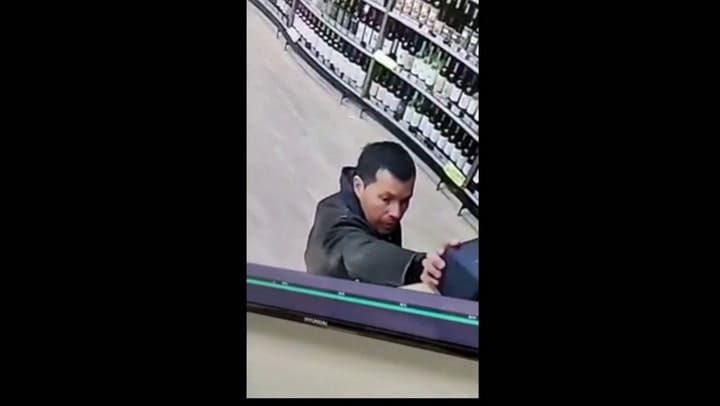 Un jefe del Servicio Penitenciario Bonaerense fue grabado mientras robaba un whisky de $50.000