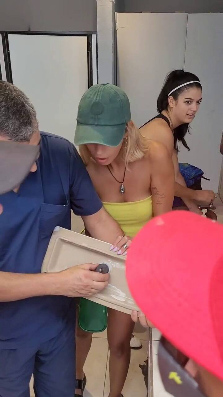 Una joven se volvió viral luego de quedar trabada en el inodoro de un baño público