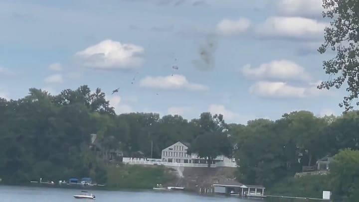 Un jet se desplomó durante un show aéreo en Michigan, EE.UU.